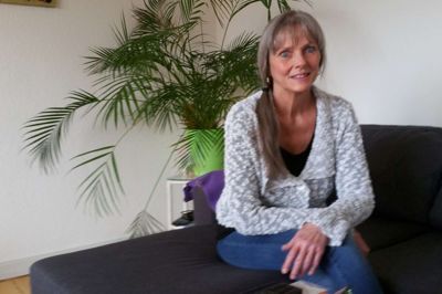 Marianne Birkmose med den uundværlige kalender foran sig. For fire år siden sendte udbrændthed hende ud af arbejdsmarkedet og ødelagde hendes hukommelse. FællesBo har hjulpet hende til igen at få mere struktur på dagligdagen og en bedre økonomi.? foto: jesper wind