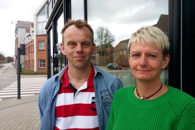 Lars Rasmussen og Pernille Jepsen står for Mennesket i Midten hos den almene boligorganisation FællesBo i Herning. Lars Rasmussen er uddannet pædagog og har arbejdet som familiebehandler. Pernille Jepsen er uddannet socialrådgiver. ?foto: jesper wind