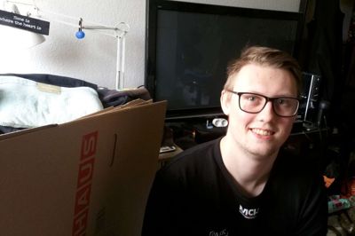 Mathias Madsen fik hjælp fra Mennesket i Midten til at få styr på sin økonomi, efter hans bank afviste at overføre betaling for huslejen for studieboligen. Han har også fået hjælp til at komme til bunds i bunkerne i sin bolig. Nu skal han helt til bunds i dem, fordi han har fået en bedre og billigere bolig hos FællesBo. ? foto: jesper wind