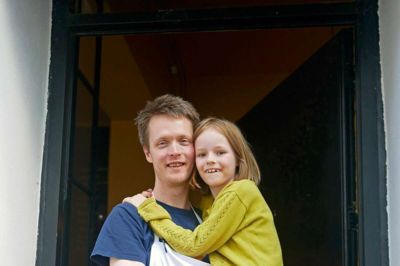 Restaurant Selma har fået navn efter Magnus Petterssons ældste datter, som han står med her. Foto: Rasmus Palsgård