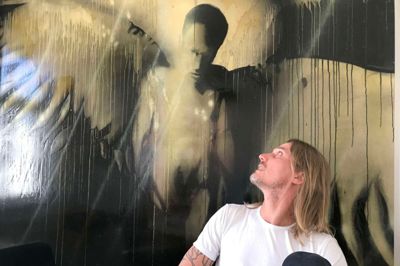 Der er noget streetart over det store maleri i René Vinther Pedersens stue i København. Han faldt for det, fordi han godt kan lide modsætninger, og han synes både, det udstråler ondt og godt, sort og hvidt. ?Foto: Marianne R. Eskildsen