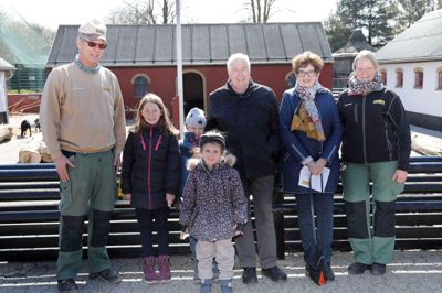 Ove Høj Nordestgaard (t.v.), Anna Sofie, Albert, Emma, Bendt Christoffersen ved siden af sin kone Karen Christoffersen, som står ved siden af dyrepasseren Janni Løjtved Poulsen (t.h.) fra Jyllands Park Zoo. ? Foto: Henrik Ole Jensen