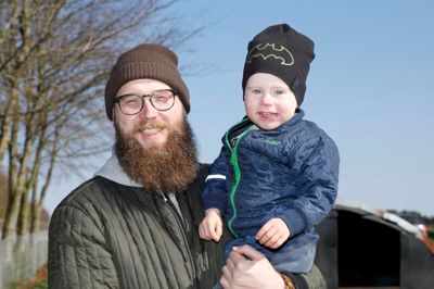 Kenneth Majlund sammen med Robin Majlund Skjelmose på to år. Fra Herning:
- Vi er her for at mærke hele oplevelsen omkring det. Jeg er selv fra landet, så det er ikke så meget for at se køerne danse, men det er et super godt arrangement. Jeg har ikke tænkt så meget over det økologiske aspekt ved dagen. Det betyder ikke så meget for mig.