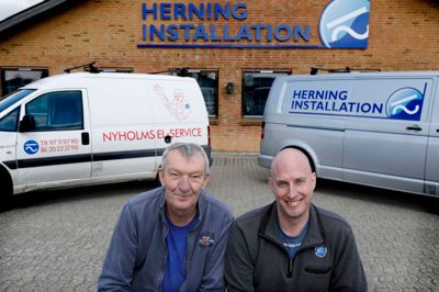 Carsten Nyholm (t.v.) har fundet ud af, hvem der skal overtage hans elektrikerforretning. Det bliver Herning Installation, som foruden indehaver Thomas Møller Jensen består af fire svende og to lærlinge. ? foto: Henrik Ole Jensen