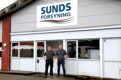 Tommy Flugt, der er arbejdsleder på elforsyningen, og til højre Olai Sørensen, der er driftsleder for vand og varme, kan du blandt andre møde ved åbent hus i Sunds Forsyning.?foto: henrik ole jensen