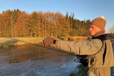 Allan West bor i Åparken, så han kunne hurtigt komme på plads tirsdag morgen klokken halv syv. Han har sørget for at holde et par feriedage, så han kan fiske de første dage, laksen er givet fri. ? foto: Henrik Lind Jørgensen