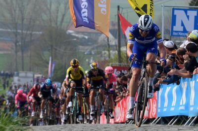 For lidt over en uge siden kørte Kasper Asgreen (t.h.) sig til en fornem andenplads i den belgiske brostensklassiker, Flandern Rundt. 27. april er den danske Quick Step-rytter med ved Grand Prix Herning.? Foto: Ritzau Scanpix