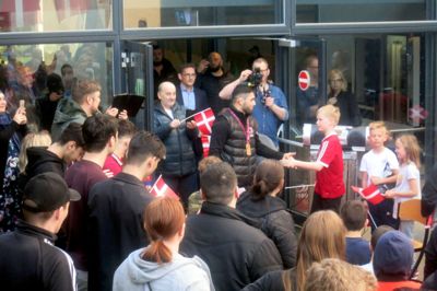 Masser af mennesker med trommer og flag modtog Rajbek Bisultanov i Herning Brydeklub tirsdag aften. ? Foto: Thomas Damm