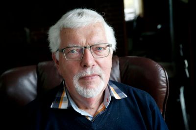 Lars Schou-Jensen er officielt pensionist efter et helt liv som bil- og lastbilforhandler. Men han har stadig travlt med blandt andet bestyrelsesarbejde, vedligeholdelse af udlejningsejendomme og som suppleant på børnebørnenes avisruter. Onsdag 24. april fylder han 75 ?Foto: Flemming Hansen
