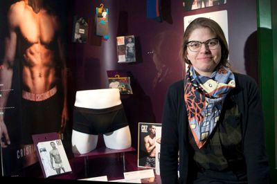 Souschef på Tekstilmuseet i Herning, Kristine Holm-Jensen, er her fotograferet på museet ved montren med JBS underbukser og Ronaldos overkrop. ?Foto: Tom Laursen