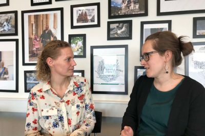 Dorit Ahler, t.v., underviser på Lærdansk Herning, Nieves Burillo er kursist ?Foto: Marianne R. Eskildsen