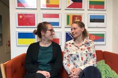 Den danske sprog er en svær én, viser en læresætning fra Lærdansk: »At flertal af mand er mænd - og ikke mænder er svært at forstå, når en tand bliver til tænder. Og skønt et flertal af and som bekendt hedder ænder, så hører man aldrig, at spand bliver til spænder«. Nieves Burillo fra Spanien har som kursist også haft sine vanskeligheder, mens Dorit Ahler, t.h. er læreren, der hjælper med at overvinde vanskelighederne. ? Foto: Marianne R. Eskildsen