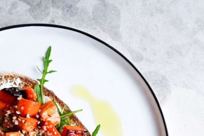 Surdejsbrød med smøreost, rucola, bad sødkartoffel og hampefrø. ? Foto: Asta Just Schack
