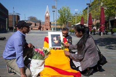 Dansk tamilsk informationscenter mindedes de dræbte og sårede i Sri Lanka. Det blev gjort ved samling på Torvet i Herning og efterfølgende march til Herning Kirke - og i kirken blev der holdt en lys-ceremoni for ofrene. Foto: Tom Laursen.