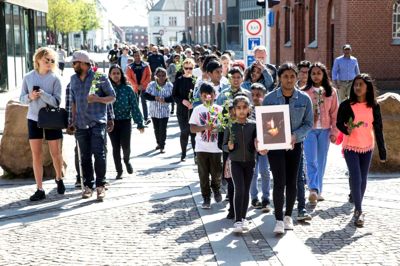 Børnene gik forrest i processionen over til kirken. ?Foto: Tom Laursen
