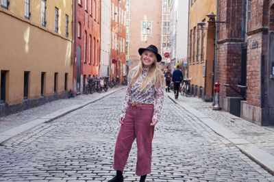 Johanne Stenstrup fortæller om bæredygtig mode på Tekstilmuseet. ? Foto: Pr-foto