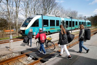 Der veksles ikke mange ord, når folk står af og på toget på Ikast Station. ?Foto: Flemming Hansen