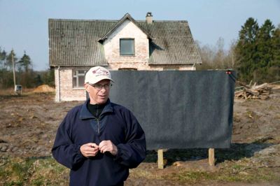 Søby Brunkulsmuseum og formand Jan Svendsen kunne tidligere på måneden tage første spadestik til renoveringen af Voldsgaard. Bag formanden ses skiltet med navne på håndværkere og sponsorer, der blev afsløret på dagen. ? Foto: Flemming Hansen