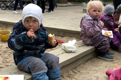 Der blev spist pølser med brød og saftevand efter den frie leg med de andre dagpleje- og børnehavebørn. Foto: Henrik Lind Jørgensen