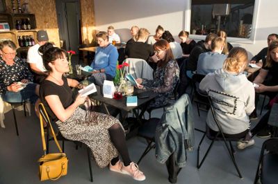 Der var forårsstemning hos Ikast Bryghus. Det sker jævnligt, at brygmester Mads Jensen inviterer indenfor til sangaftener. ??Foto: Tom Laursen