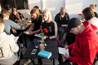 En masse højskoleelever fra ISI var mødt op for at synge, drikke gode øl og nyde en dejlig forårsaften sammen. ?Foto: Tom laursen