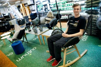 Mathias Jespersen er elev hos XL Byg Tømmergården. Han har måske ikke lige alderen til at sætte sig i en flettet gyngestol, men han skal også arbejde ved søndagens Mandemesse. ? foto: Flemming hansen