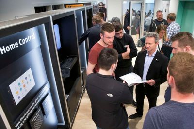 Rundt om på Erhvervsakademi MidtVest var der workshops. Her kunne man blandt andet høre om et hjem, hvor computeren styrer varme, fjernsyn og kaffemaskine. ? Foto: Tom Laursen