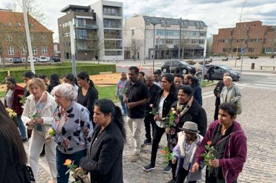 De lidt over 100 fremmødte stillede op på Torvet, fik hver en blomst og gik samlet ind i Kirken for at mindes ofrene efter angrebene i Sri Lanka. ???Foto: Mikkel Korsgaard Christensen