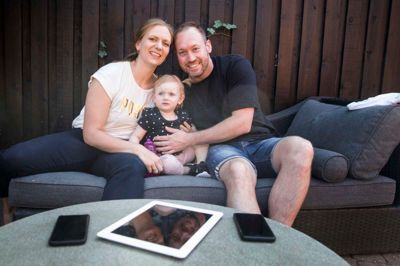 Som med så meget andet er det en balancegang, hvor meget tid man skal bruge foran skærmene. Sådan er det også for familien Dietz Andersen. De prøver at begrænse skærmforbruget ved at bruge deres sunde fornuft - og slå notifikationerne fra i ny og næ. ? Foto: Tom Laursen