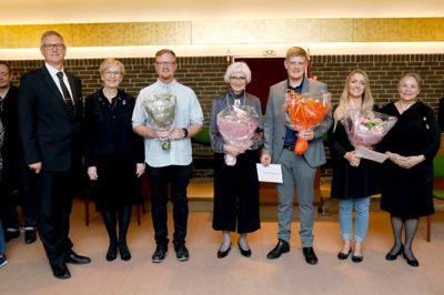 Fra venstre Michael Norup og Birthe Samsøe-Schmidt fra Odd Fellow Ordenen, som overrakte priserne sammen med Inge Birthe Max Jensen yderst til højre. I midten fra venstre prismodtagerne: Henrik Hedelund, Inge-Lise Elming, Kasper Egerton Falkesgaard og Camilla Angcenia Pedersen. ?Foto: Henrik oLE jENSEN