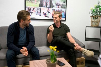 Jakob Poulsen (t.v.) og Lasse Lassen elsker intensiteten i sport - kampen, fighten og konkurrenceelementet på højeste plan - og er begge trætte af at se spilstop for småting. Især i fodbold. Foto: Tom Laursen
