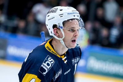 Munden og kæben har ingen beskyttelse i ishockey. Det går af og til hårdt ud over tandsættet. Lasse Lassens fortænder er derfor også kunstige i dag. ? Foto: Tom Laursen