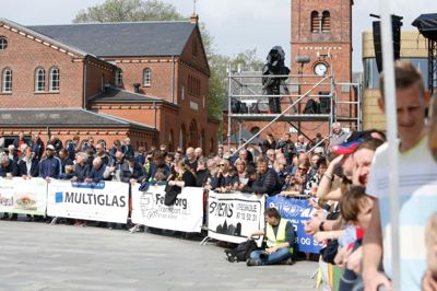 Masser af mennesker nød det dejlige vejr og et spændende cykelløb på Torvet i Herning. Foto: Henrik Ole Jensen