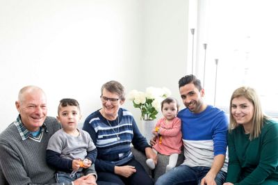 En kontaktfamilie og en flygtningefamilie. Fra venstre er det Frank Svendsen med toårige Ilan på skødet, Gurli Svendsen, Akash Khalil Mustafa med Illa på skødet og Heva Mohamad Mahmoud. ?Foto: Tom Laursen