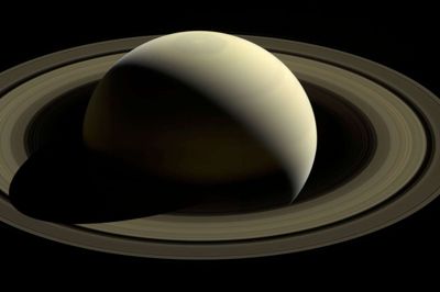 Is og sten vælter ned fra Saturns ringe mod planeten. Det sker en del hurtigere end tidligere antaget, og måske er ringene helt væk om 100 millioner år, fortalte Nasa, det amerikanske rumagentur, tilbage i december. ?foto: ritzau scanpix