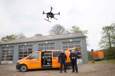 Beredskabsstyrelsen Midtjylland har altid en dronepilot på vagt, hvis der er behov for at få overblik fra luften. Her styrer seniorsergent Evan Bek Jensen dronen, mens en af de øvrige piloter sektionsleder Brian Thøste Christensen følger med.? Foto: Tom Laursen