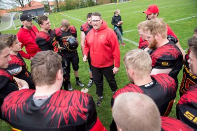Headcoach for Herning Hawks, Claus Linnemann (i midten), der er tidligere landsholdsspiller, lagde taktikken inden søndagens kamp mod Tigers fra Aarhus. ? Foto: Tom Laursen