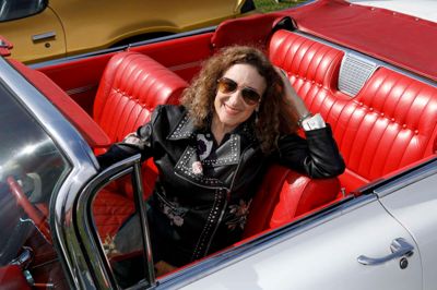 Tamra Rosanes blev for nylig dansk statsborger. Sangeren er stolt over, at danskere holder en amerikanerdag, og hun elsker gamle amerikanske biler, som denne hvide Cadillac fra 1959, som hun fik lov til at låne. Foto: Henrik Ole Jensen