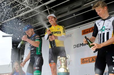 Selvfølgelig sprang champagnepropperne på podiet efter løbet. Andreas Stokbro (i.m.) fører nu sæsonens Demin Cup og havde det store smil fremme. Til venstre er det Nicklas Amdi Pedersen og sidste mand på podiet blev Jacob Hindsgaul, der som junior en overgang kørte for Herning Cykle Klub. Foto: Henrik Ole Jensen