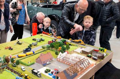 De små modeller gør selv meget voksne mænd til børn igen, når der skal udpeges detaljer i Jens Jørgen Højs landbrugs-landskab. ??foto: Tom laursen