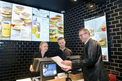 Det er afgørende for McDonald's forretning, at medarbejderne har gode udviklingsmuligheder, så de får lyst til at knokle. Jan Dahl Jensen tager ofte på rundtur for at se og høre, hvordan det går.