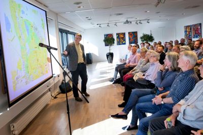 Administrerende direktør Peter Juul fra Jacobsen Group har allieret sig med en række andre aktører i udviklingen af Holing Engpark. Det bynære område mellem Brændgårdvej og Fuglsang Sø får både leje- og ejerboliger, fortalte han i går på det et velbesøgt informationsmøde. ?Foto: Tom Laursen