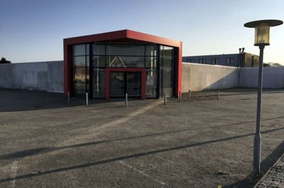 Den tidligere Spar-butik i Snejbjerg bliver væltet sidst på året. Derefter ønsker ejeren at opføre to lejlighedsblokke i tre etager. Foto: Kenneth Meinby Sørensen