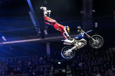 Hvis man skifter baggrunden i Jyske Bank Boxen ud med himlen over Torvet i Herning er det noget a la dette syn, man blandt andet kan forvente, når der på fredag er motocross-show i forbindelse med Open By Night. ?Foto: Tom Laursen