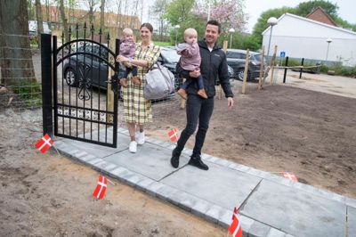 Emma og Sofia Lange Bach ankommer spændte sammen med far og mor - Maria og Thomas Lange Bach. ? Foto: Tom Laursen