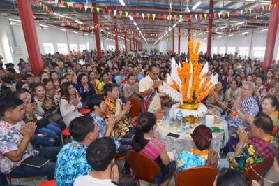 Medarbejderfesten var med højtidelig buddhistisk bøn. ?Foto: Mascot International A/S
