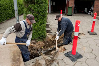 Videbæk Energiforsyning A.m.b.a fortsætter med at renovere fjernvarmerør de næste år i Videbæk by. Formanden Ingolf Nielsen erkendte på generalforsamlingen, at »det er et område, vi har forsømt en del år«. Nøgletal for selskabet viser, at 23,6 procent af den producerede varme forsvinder i ledningsnettet, inden den når ud til forbrugerne.? foto: jørn deleuran