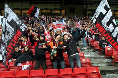 FCM-fansene fester under pokalfinalen i Parken i 2011. Denne gang forventer FC Midtjylland mindst 9000 »ulve«-tilhængere på plads i nationalarenaen.? Foto: Flemming Hansen