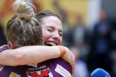 Herning-Ikast Håndbold gjorde jobbet færdigt og slog Odense 23-17 i anden DM-semifinale. De midtjyske kvinder er dermed sensationelt klar til årets DM-finaler, hvor Team Esbjerg venter. Foto: Henrik Ole Jensen