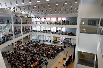 Gode spørgsmål blev kastet fra nord, syd, øst og vest mod de politiske kombattanter, der foran godt 1000 Herning-studerende især fik lov til at forsvare, hvad de vil gøre for klimaet.? Foto: Philip Horup